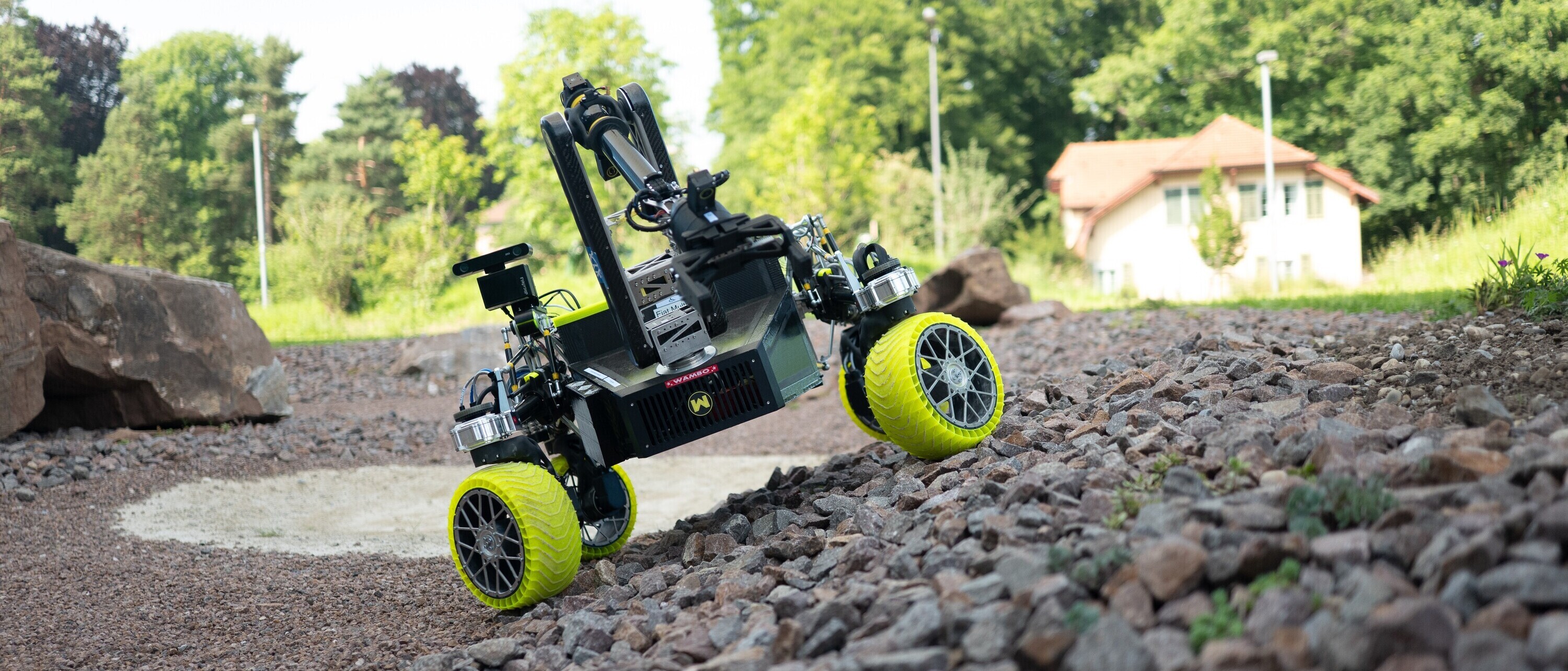 Mars-Roboter «Hufi» fährt durch sein neues Terrain (Foto: Sven Sari-Schnyder)