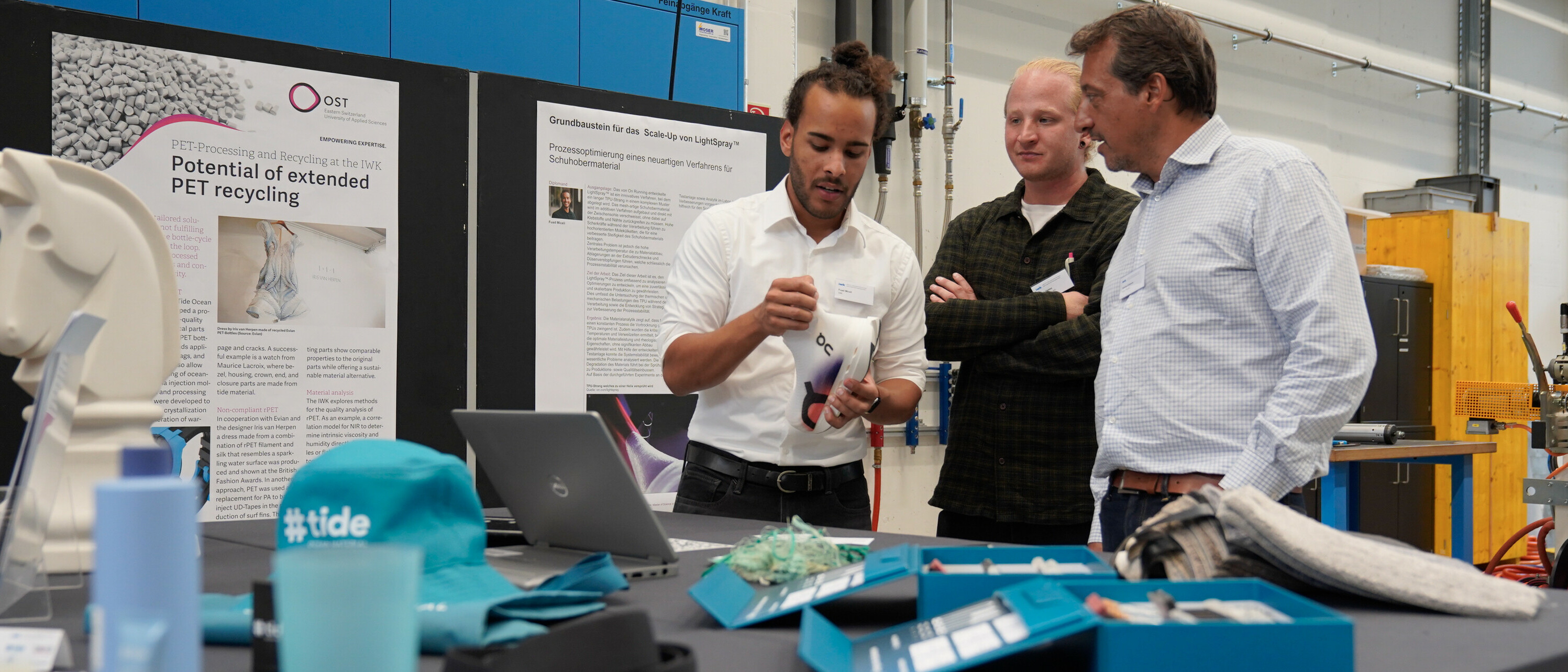 Teilnehmende im Gespräch mit wissenschaftlichem Mitarbeiter am 19. Rapperswiler Kunststoff-Forum 2024