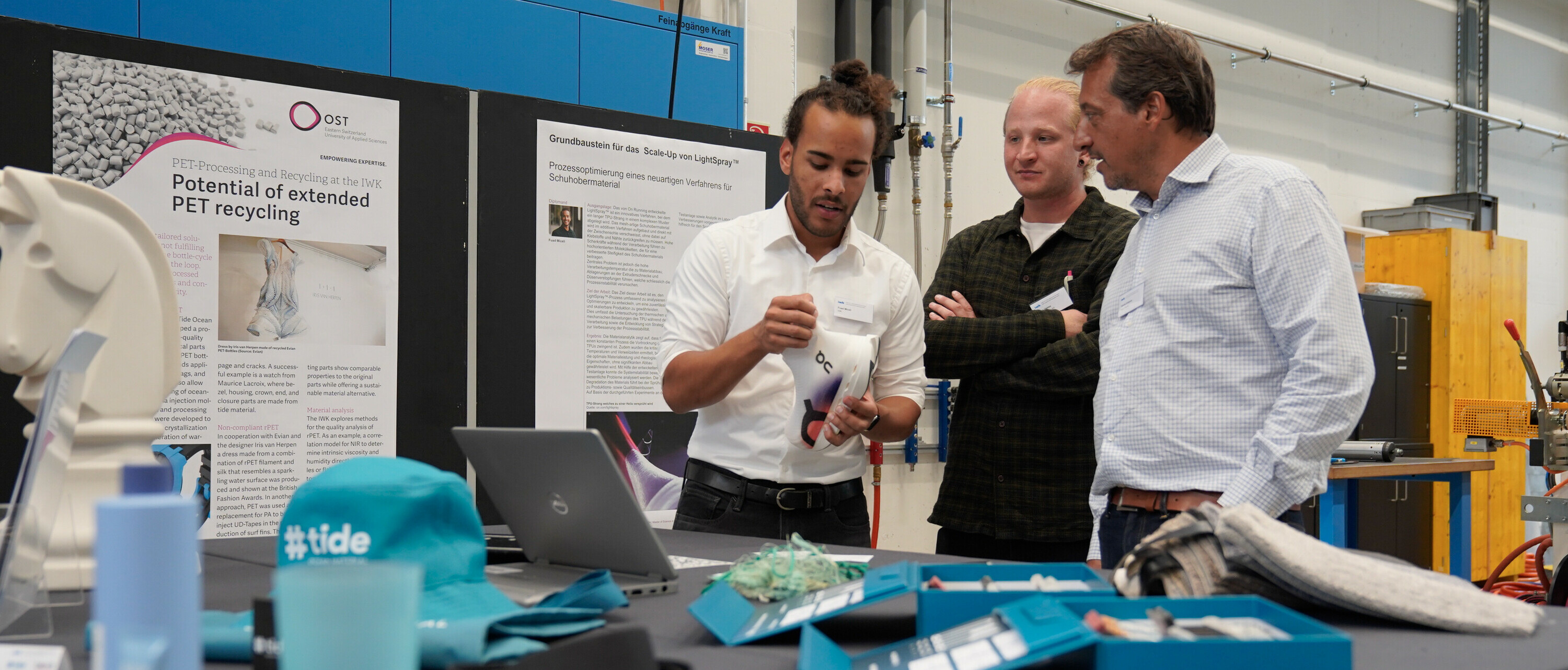 Teilnehmende im Gespräch mit wissenschaftlichem Mitarbeiter am 19. Rapperswiler Kunststoff-Forum 2024