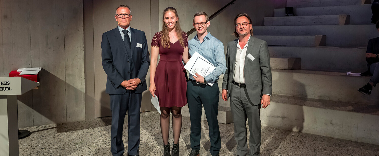 Best of Bachelor 2021 (vlnr): Albin Kenel, Präsident des Fachrats Bauingenieurwesen FH, Sofia Ruoss, Stefan Thoma und Felix Wenk, Studiengangleiter Bauingenieurwesen OST