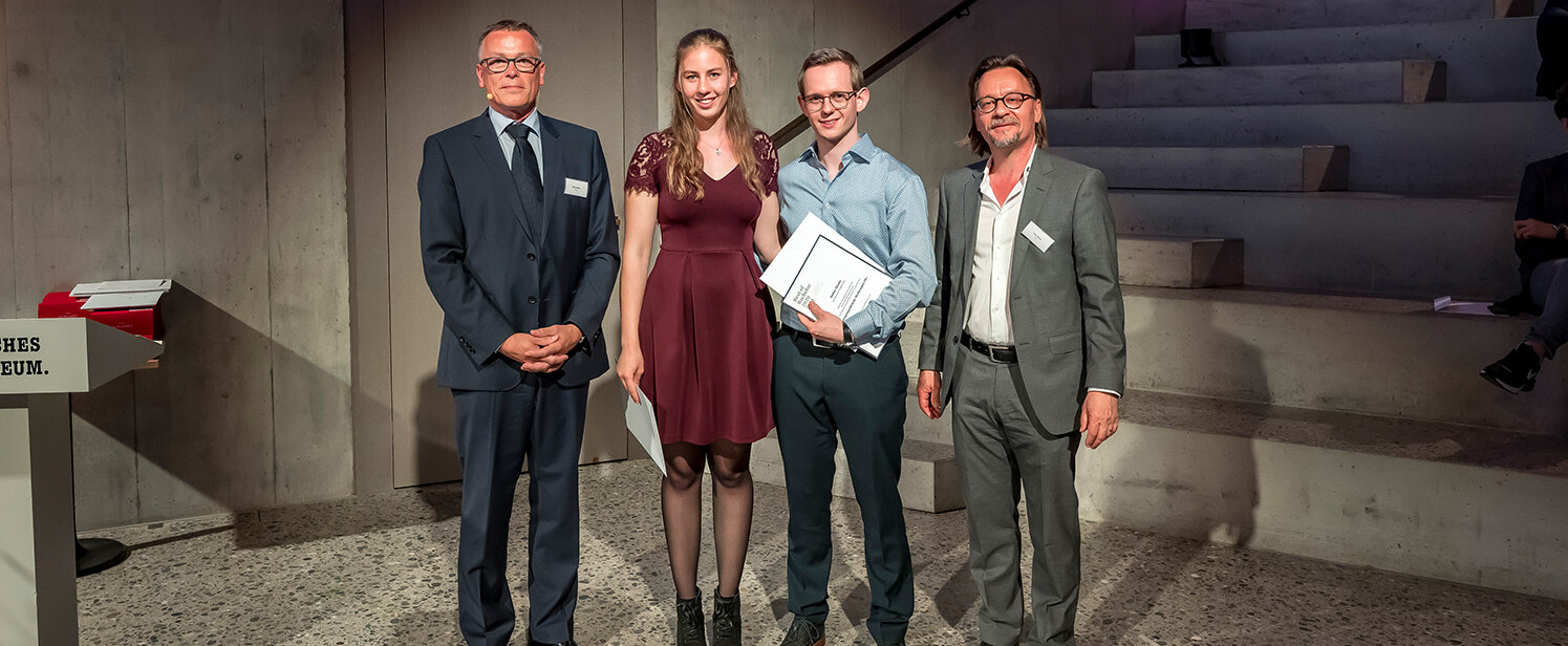 Best of Bachelor 2021 (vlnr): Albin Kenel, Präsident des Fachrats Bauingenieurwesen FH, Sofia Ruoss, Stefan Thoma und Felix Wenk, Studiengangleiter Bauingenieurwesen OST