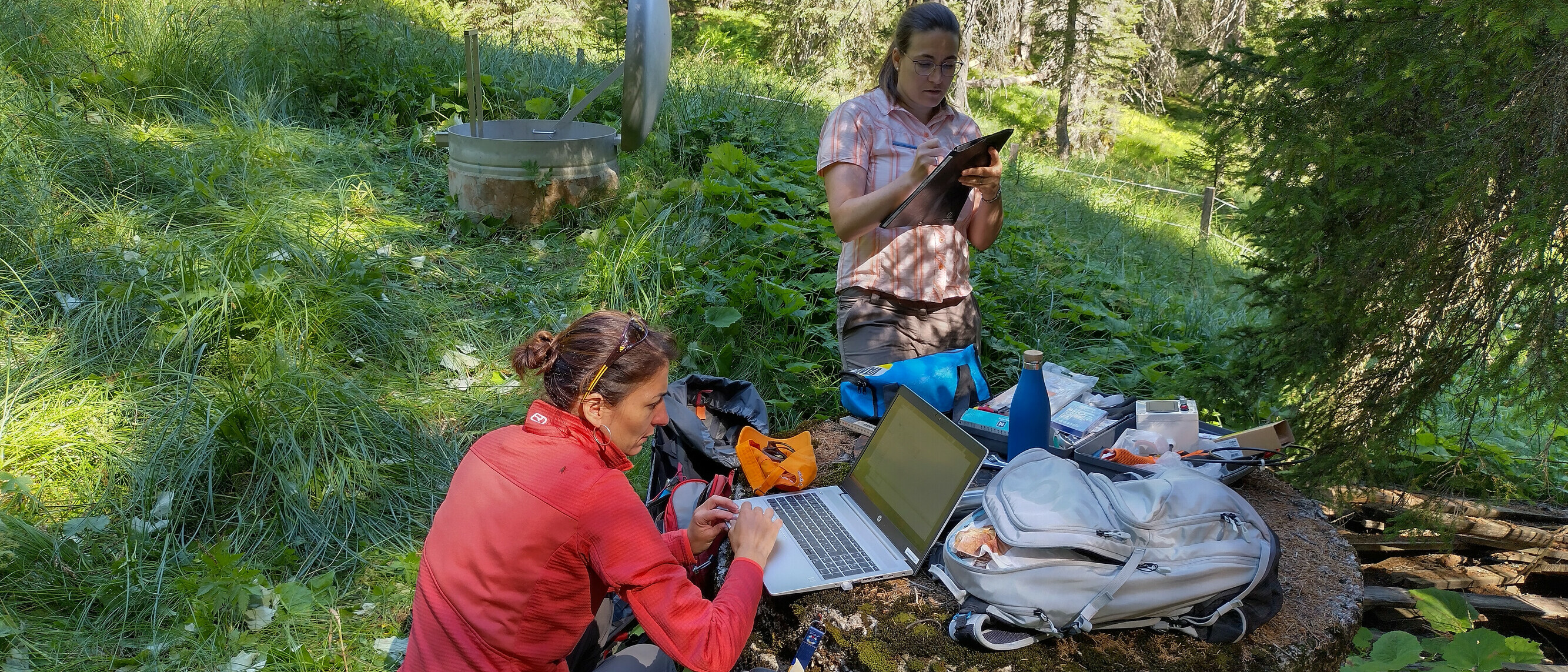 Jeannette Lippuner und Daniela Guardia-Lippuner können die Daten überall auswerten, in diesem Fall direkt vor Ort an der Quelle.