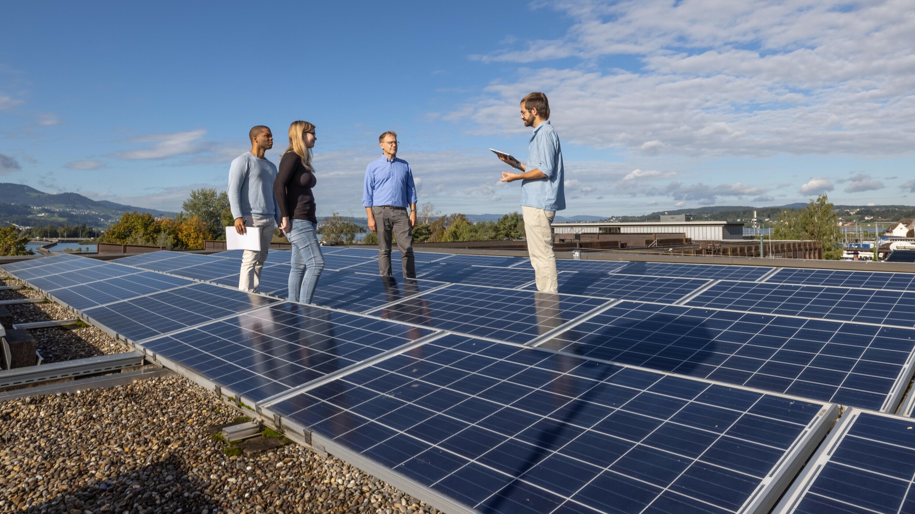 Studierende des Studiengangs Erneuerbare Energien und Umwelttechnik prüfen die Solartechnik der OST.