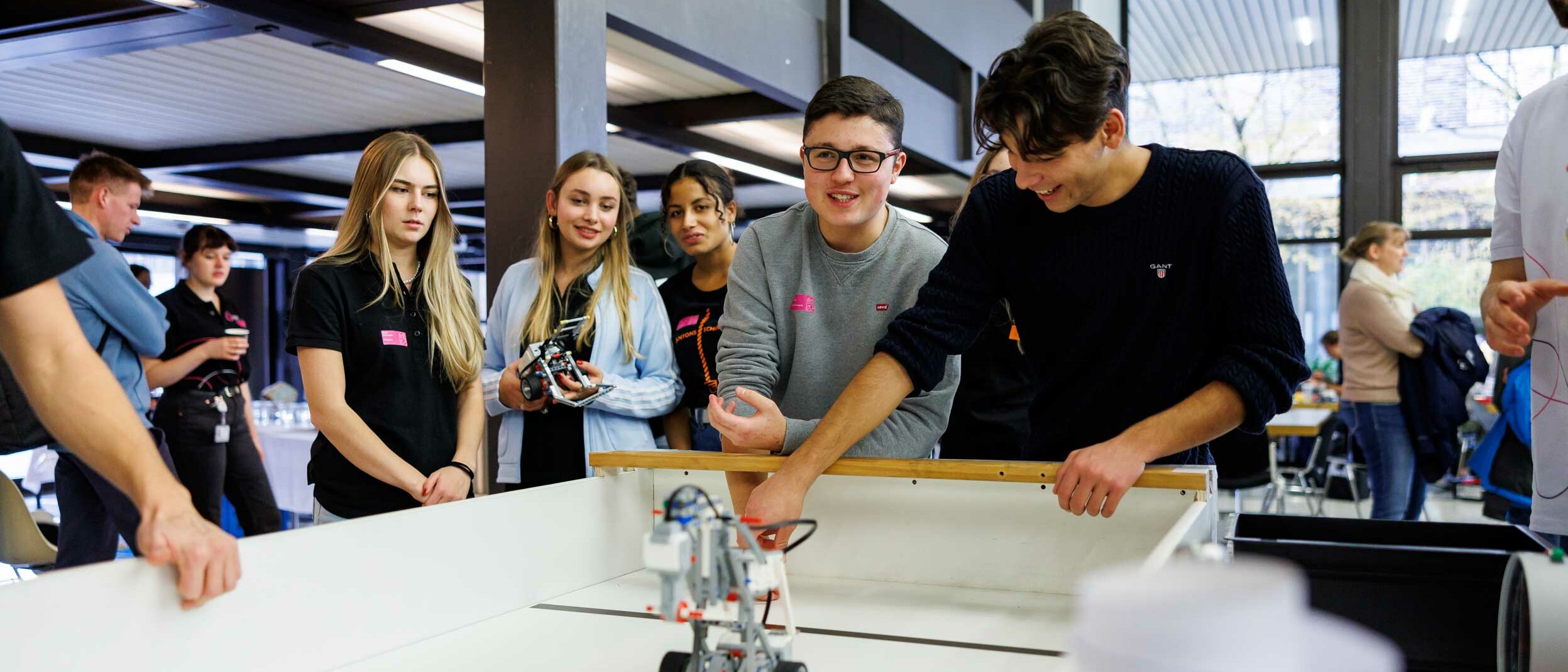 Unter anderem mussten die Roboter Bälle in ein Tor schiessen