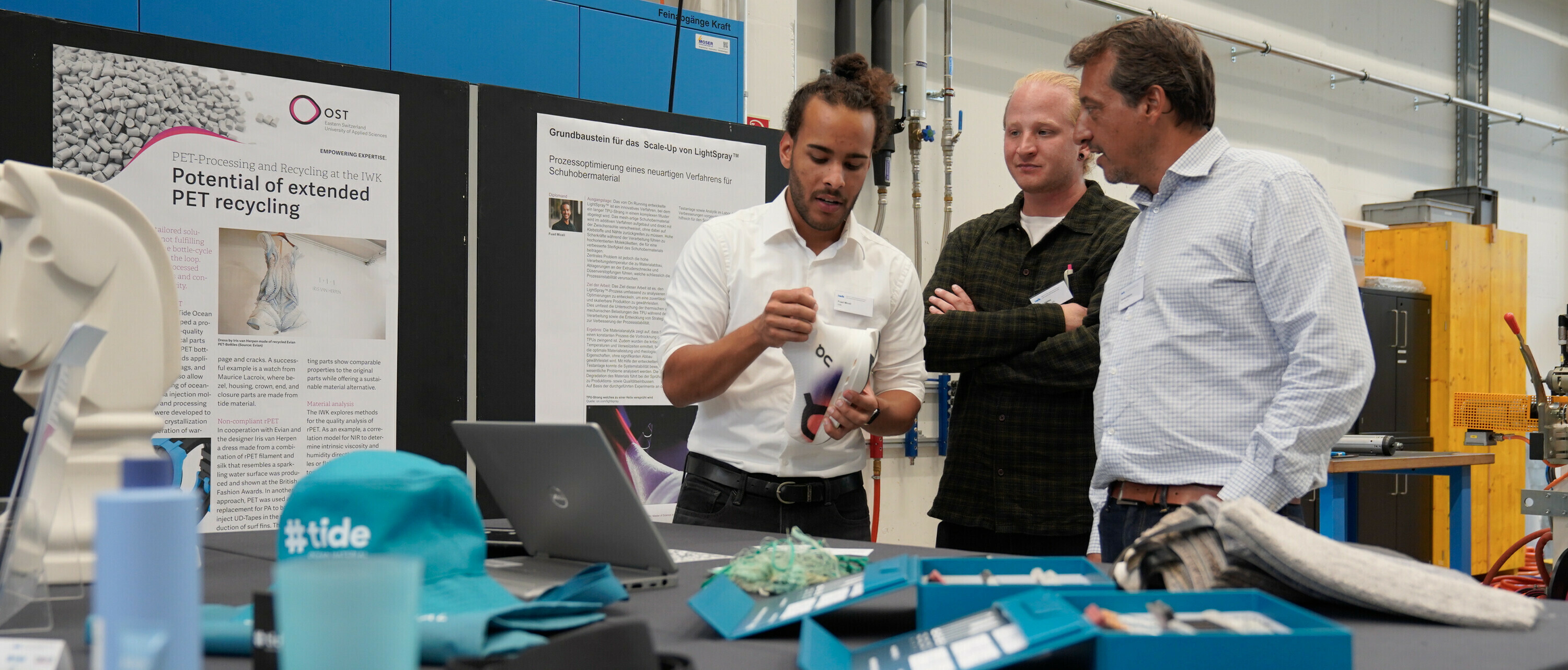 Teilnehmende im Gespräch mit wissenschaftlichem Mitarbeiter am 19. Rapperswiler Kunststoff-Forum 2024