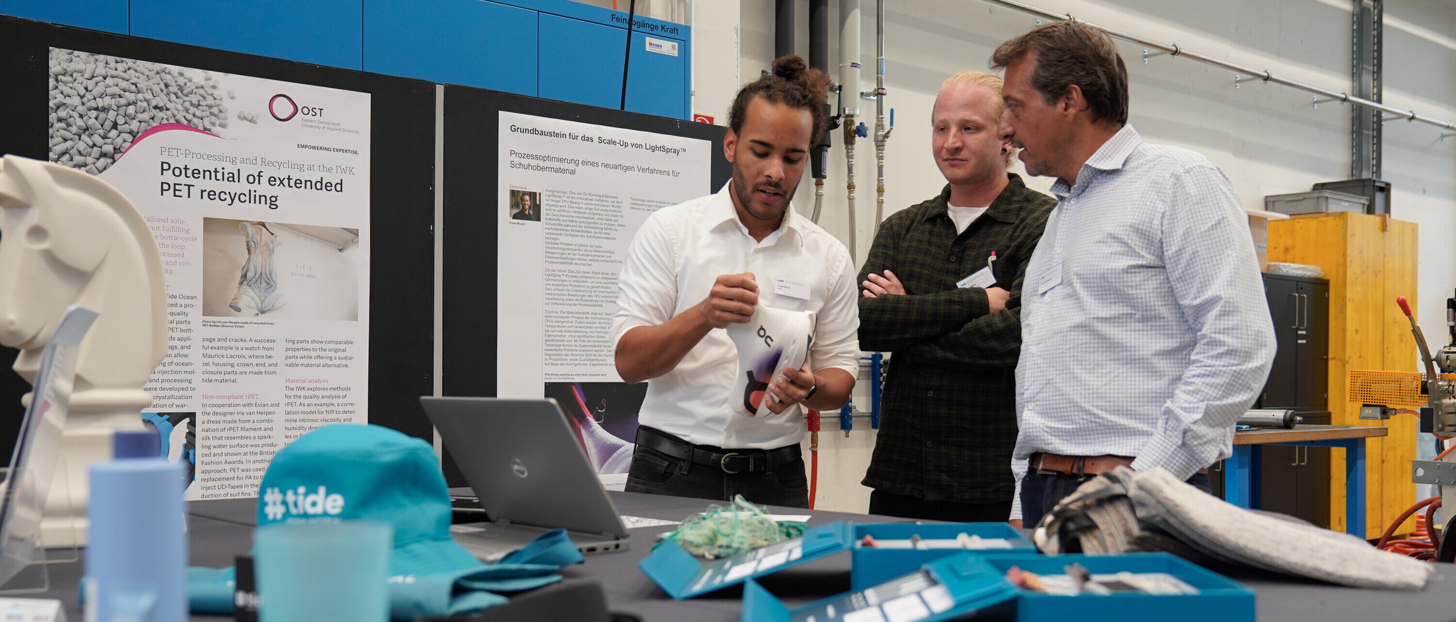 Teilnehmende im Gespräch mit wissenschaftlichem Mitarbeiter am 19. Rapperswiler Kunststoff-Forum 2024