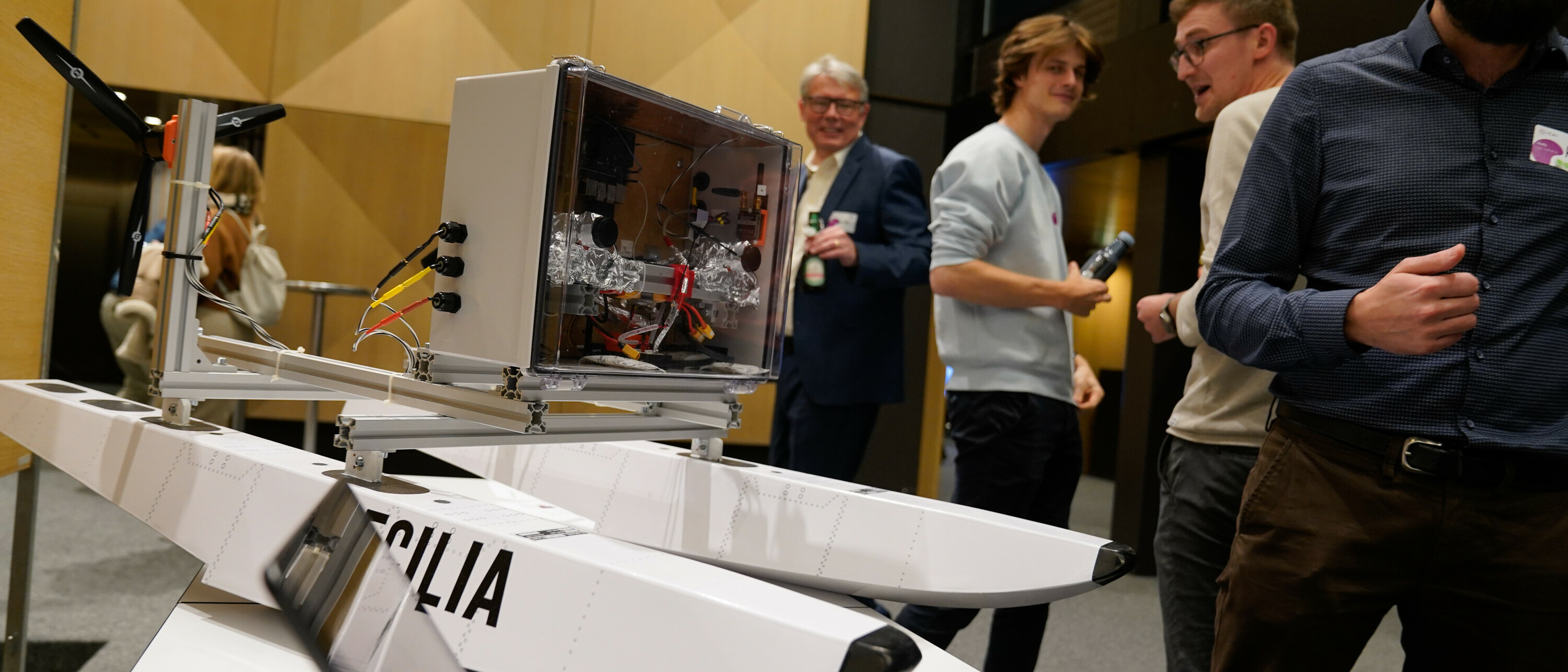 AI@OST-Tagung 2023: Ein autonomes KI-Boot im Fokus der Teilnehmenden.