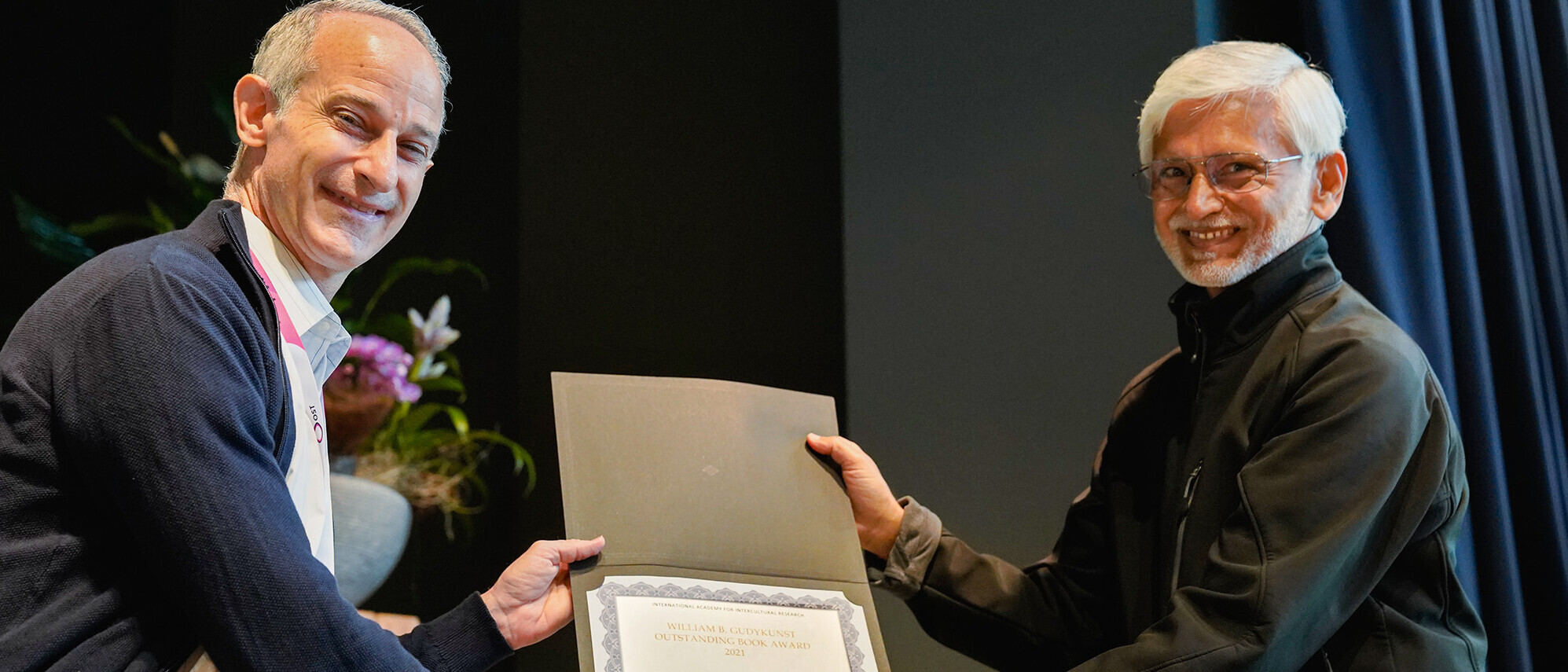 Book Award: Adam Komisarof (links) und Preisträger Dharm Bhawuk (rechts)