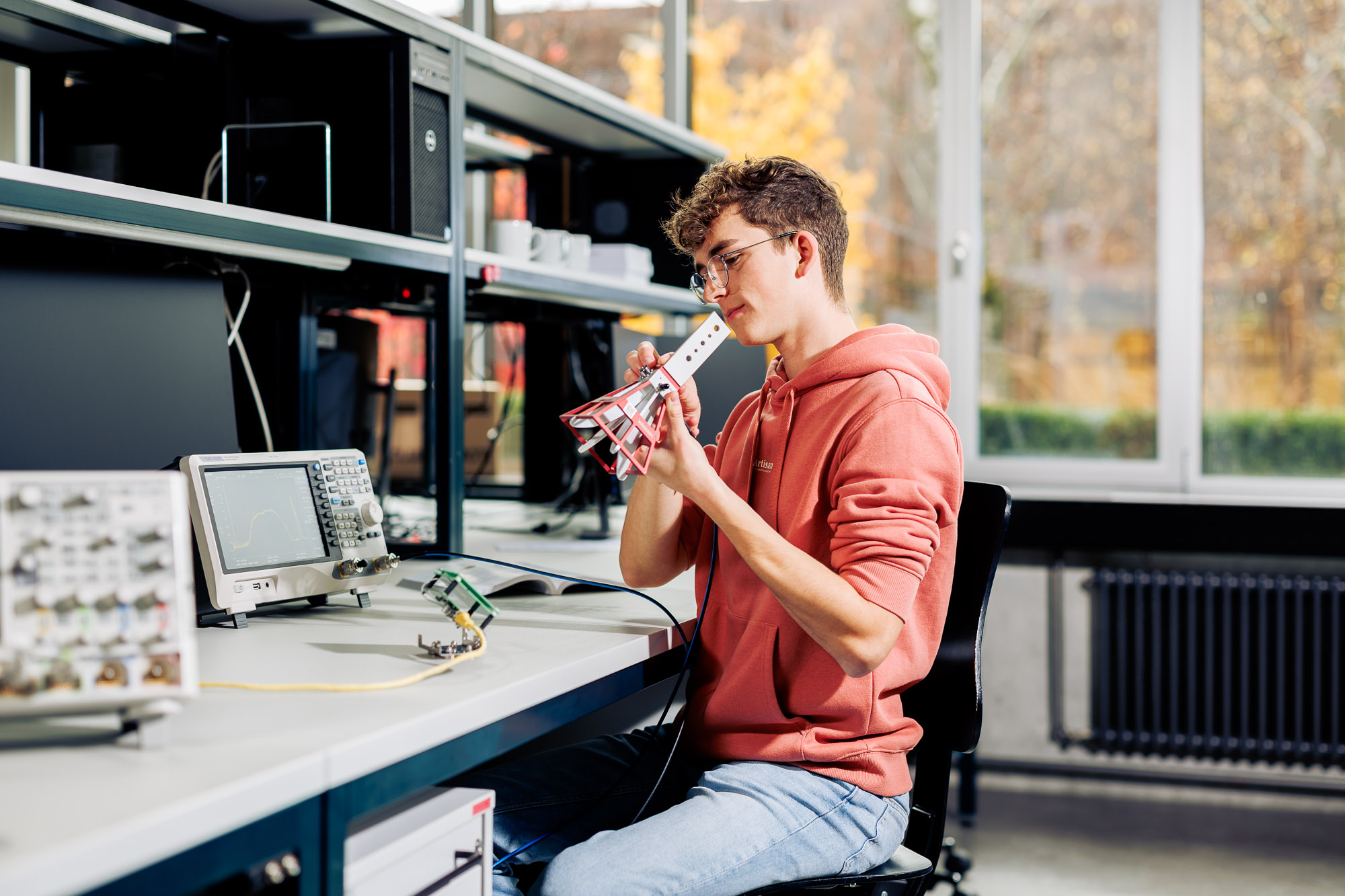 Angehender Elektroingenieur arbeitet im Labor an einer Antenne.