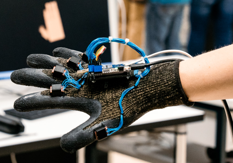 Hand mit Sensor-Handschuh