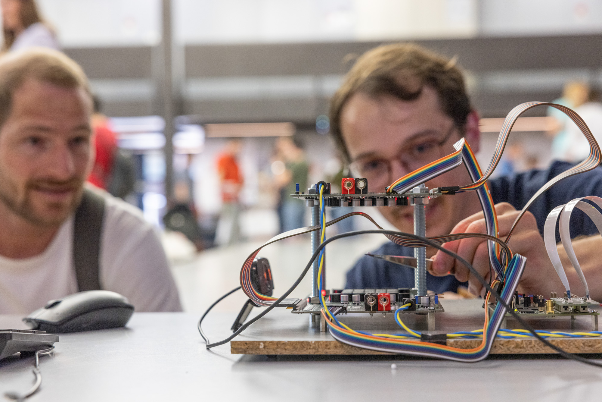 Ein Diplomand präsentiert seine Bachelorarbeit im Studiengang Elektrotechnik.