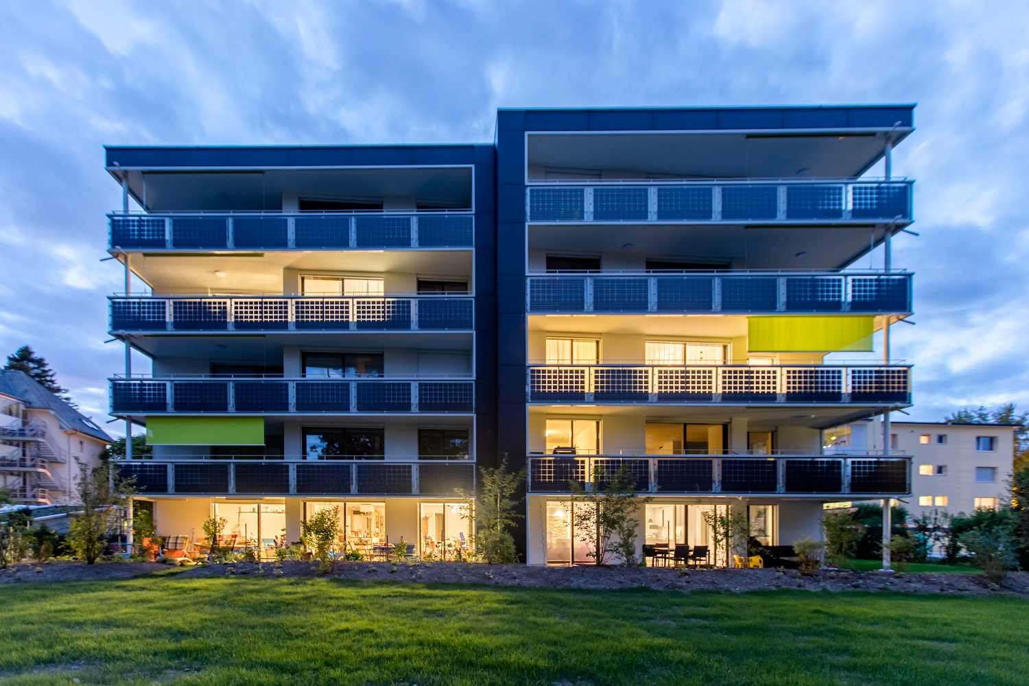 Das Plusenergiehaus SonnenparkPLUS erzeugt mit Photovoltaikanlagen auf dem Dach, an der Fassade und an den Balkonen mehr Energie, als es selbst benötigt.