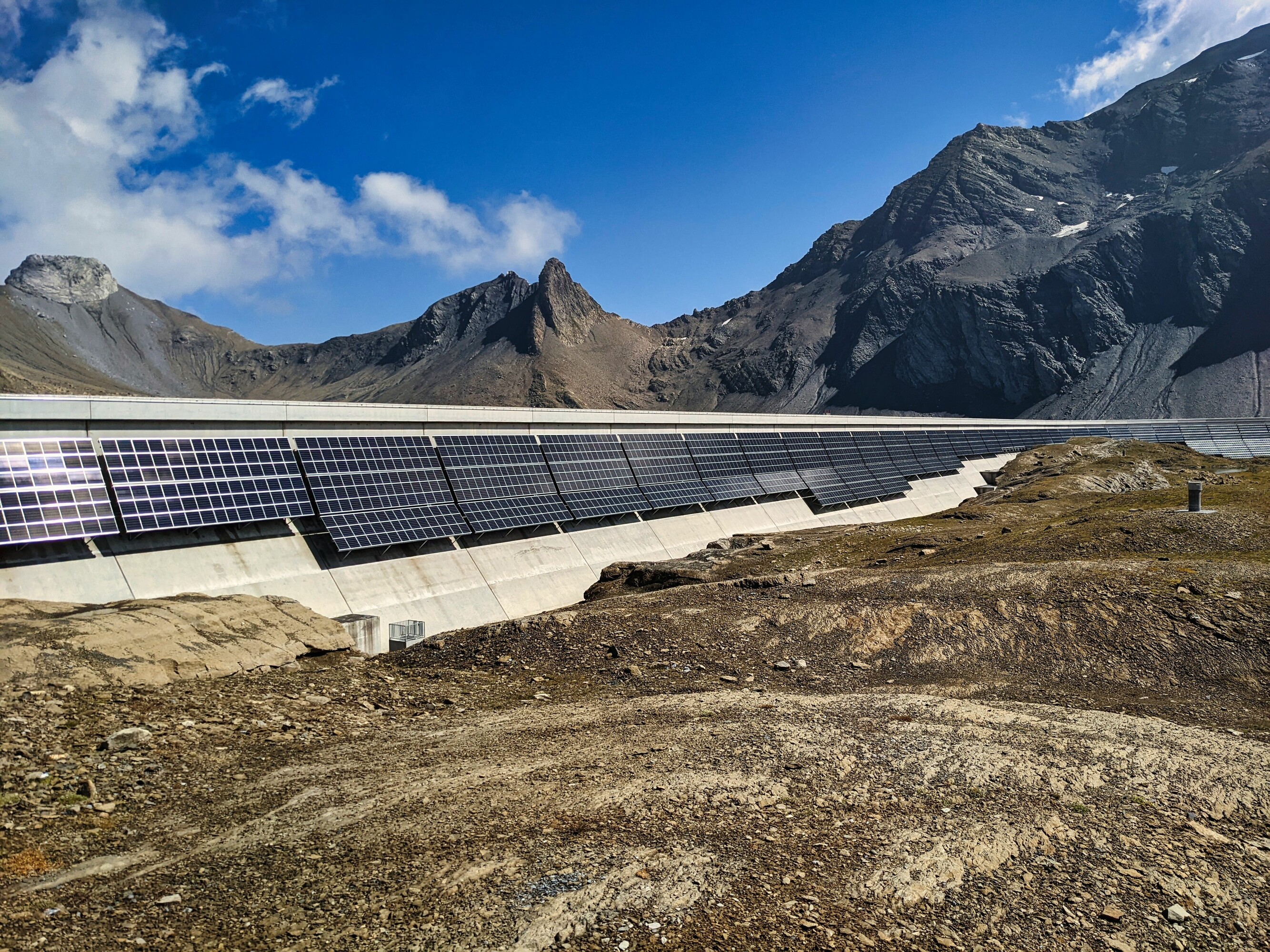Bild einer Staumauer mit integrierten Photovoltaik-Elementen als Beispiel für elektrische Energietechnik für 