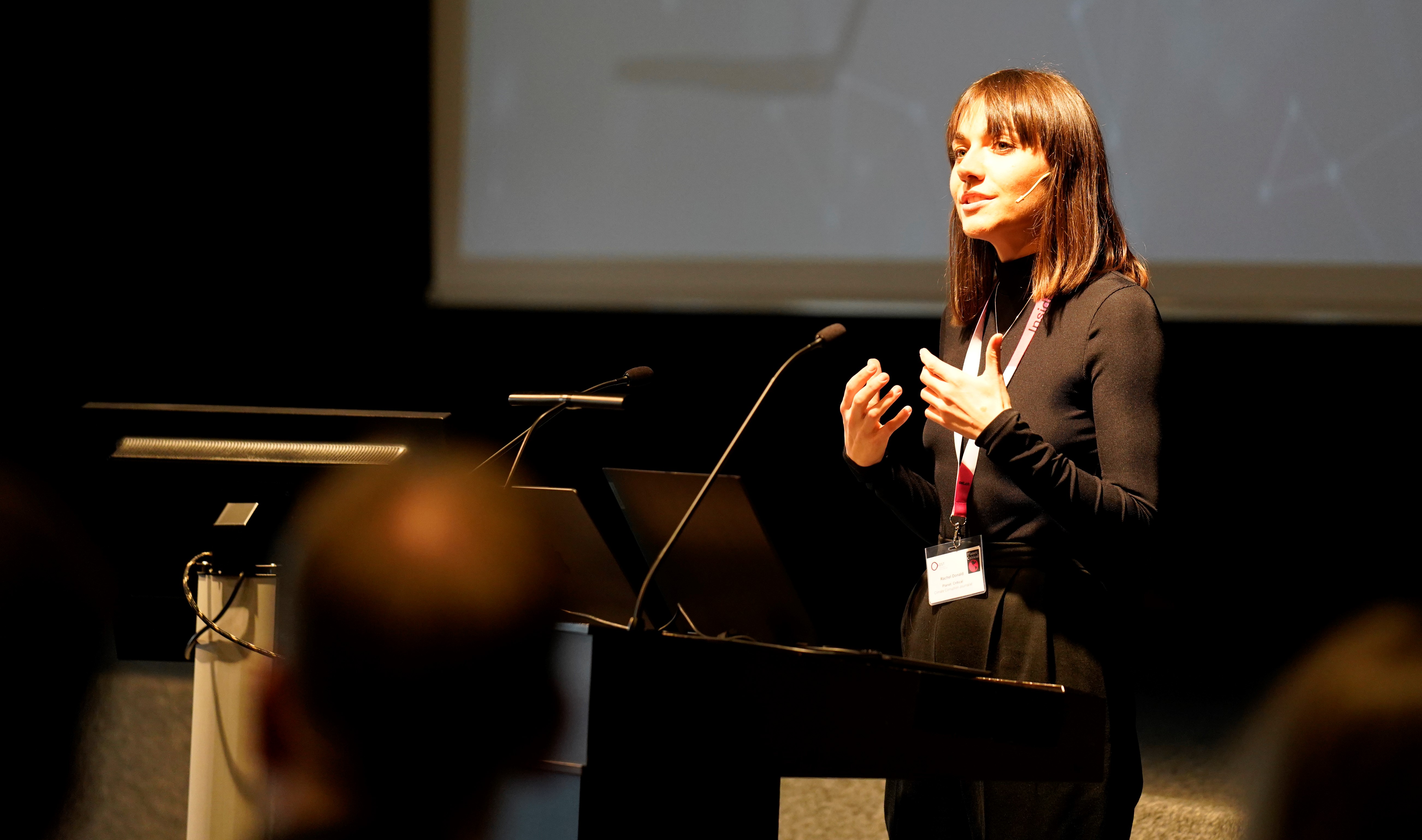 Rachel Donald, Gründerin des Podcasts Planet: Critical hielt ein beeindruckendes Referat an der OST in Rapperswil.