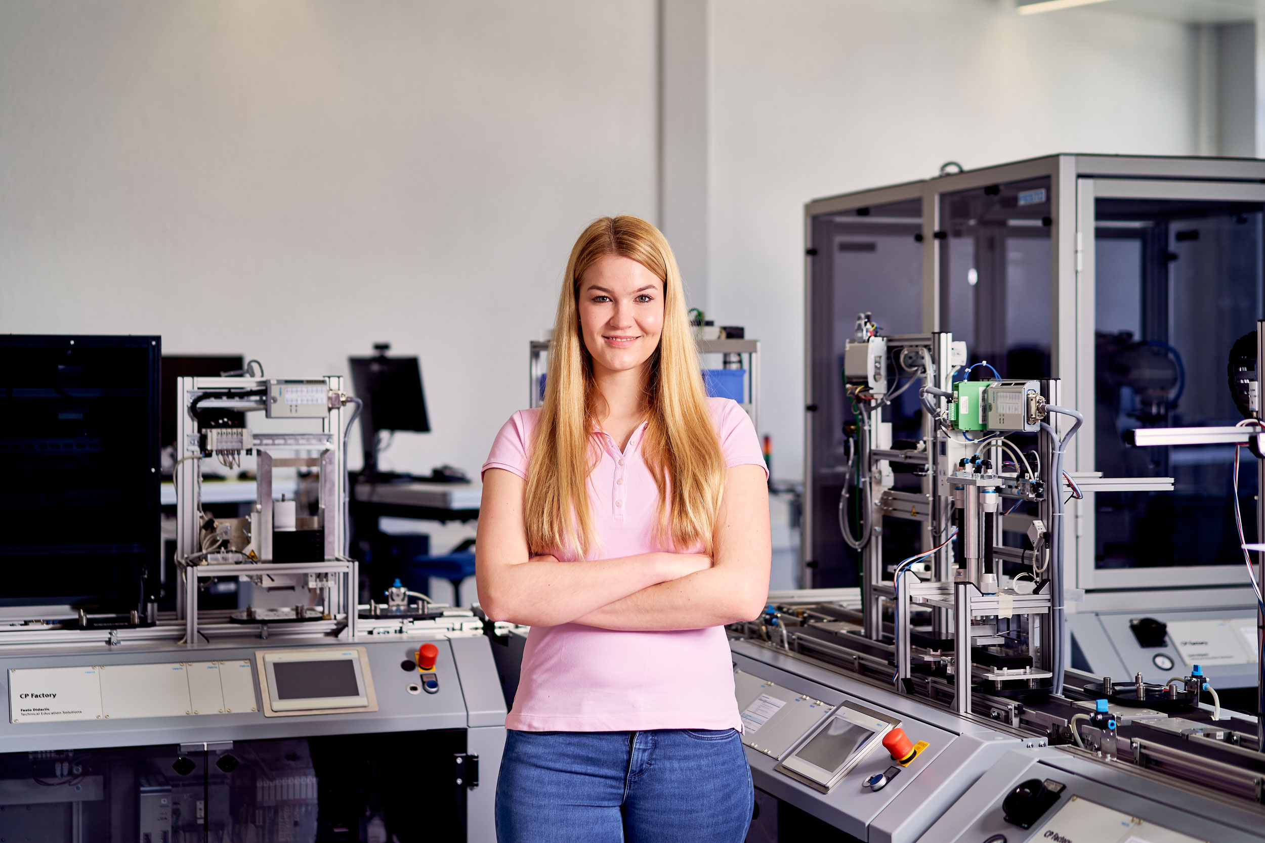 Eine Studentin des Bachelorstudiums Systemtechnik