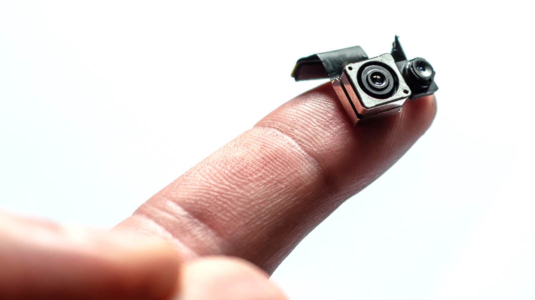 Finger mit einem Mikrosystem / Kamera