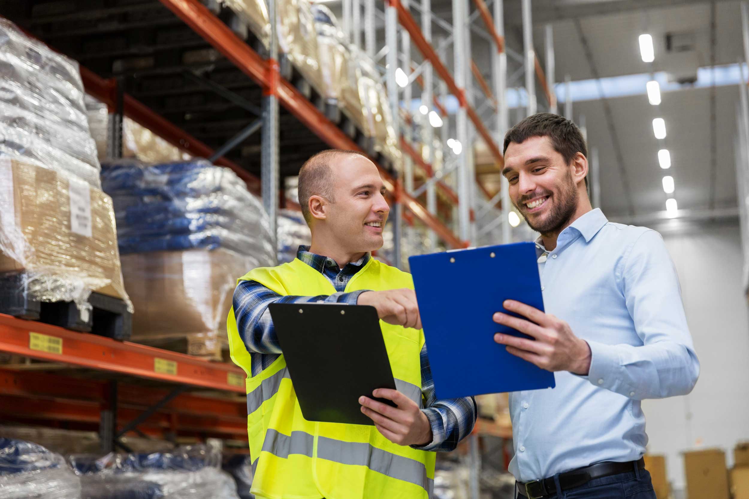Zwei Männer aus dem Bereich Supply Chain Management prüfen Lagerbestände.