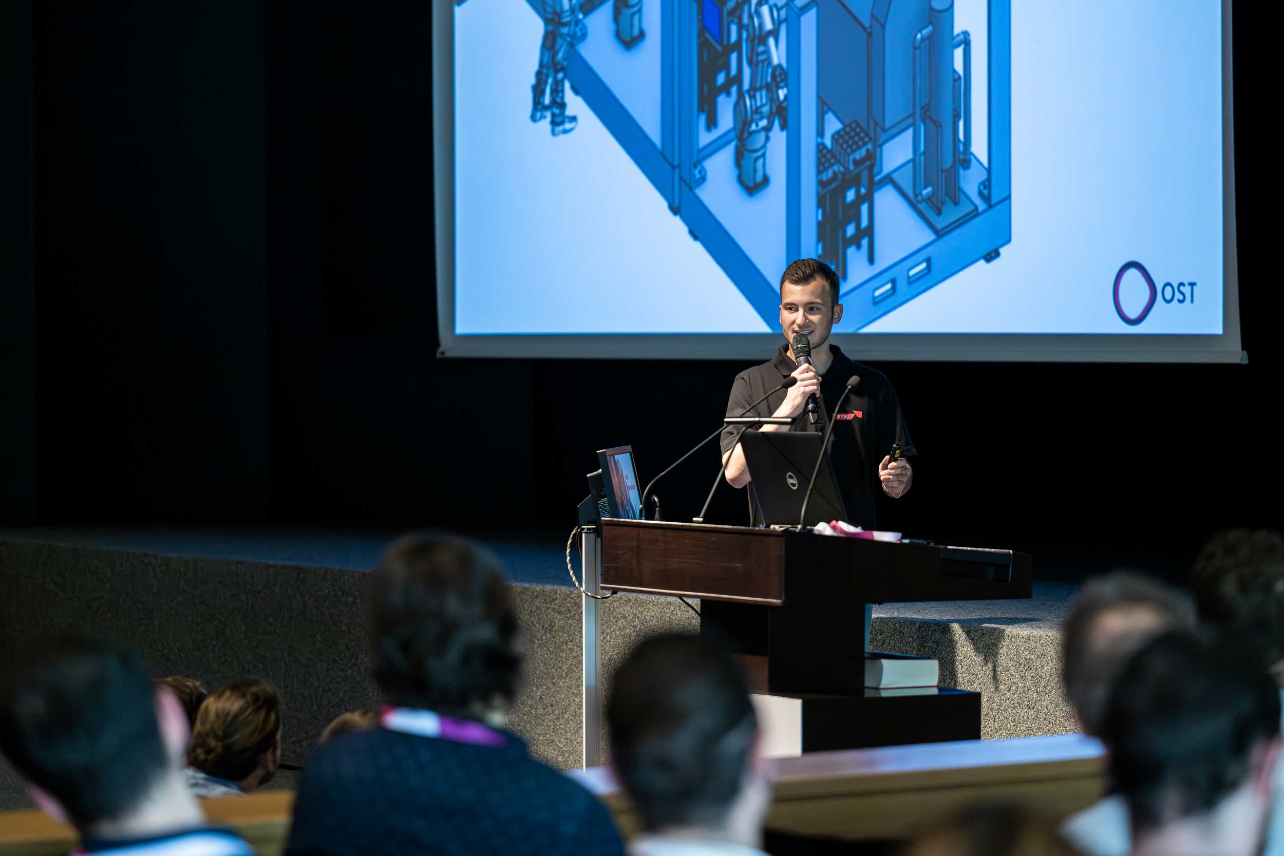 WING-Student stellt sein Industrieprojekt vor Publikum vor.