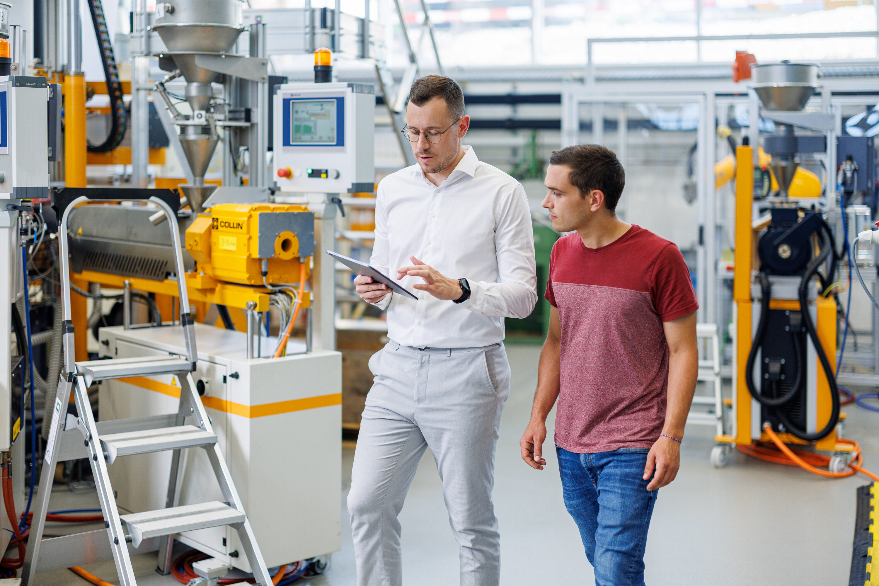 Zwei Männer in einer Produktionsanlage als Symbolbild für Master Business Engineering (MSE ) 