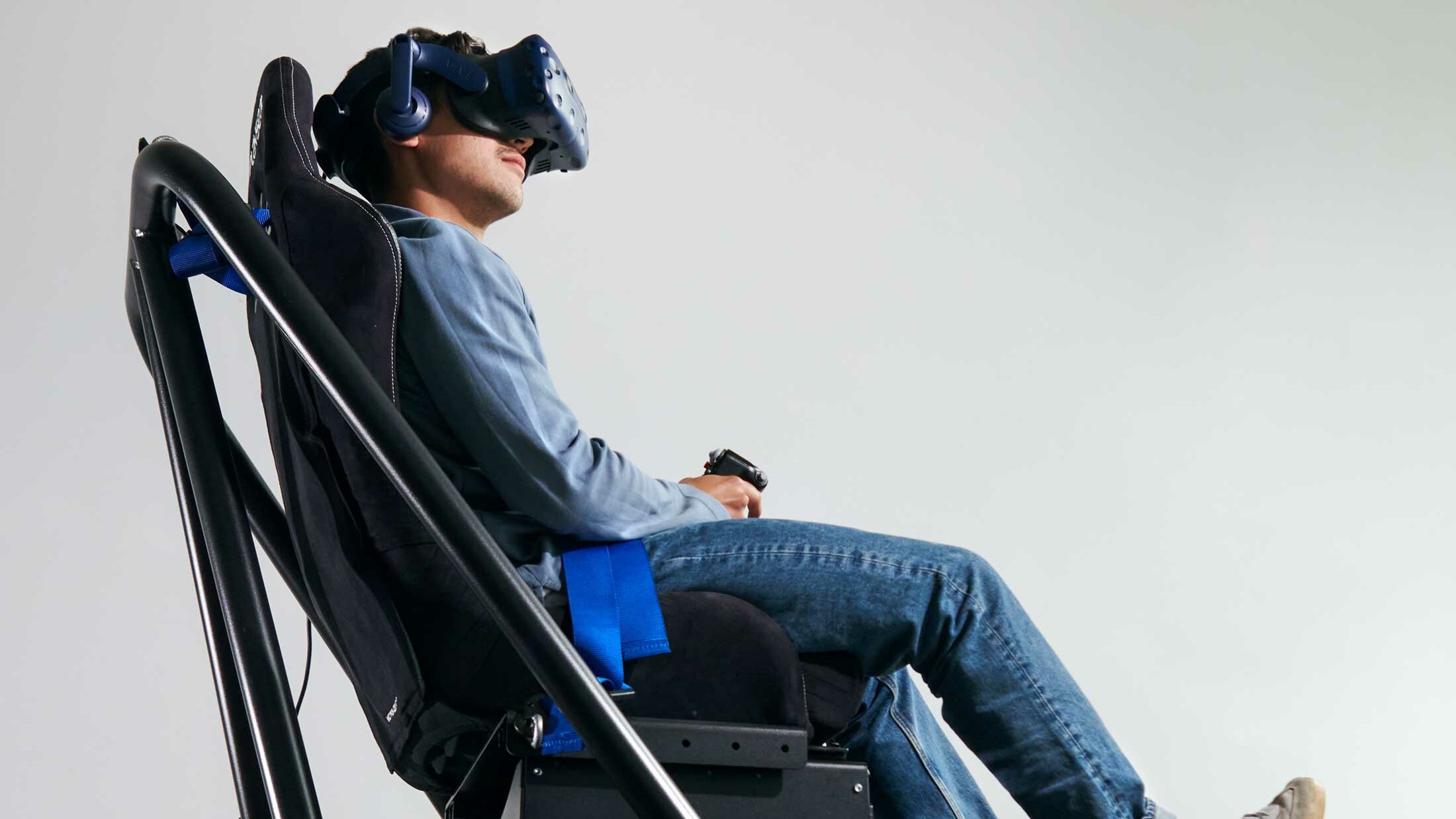 Simulator (Sitz mit Menschen drauf) für Helikopterausbildung mit dank künstlicher Intelligenz