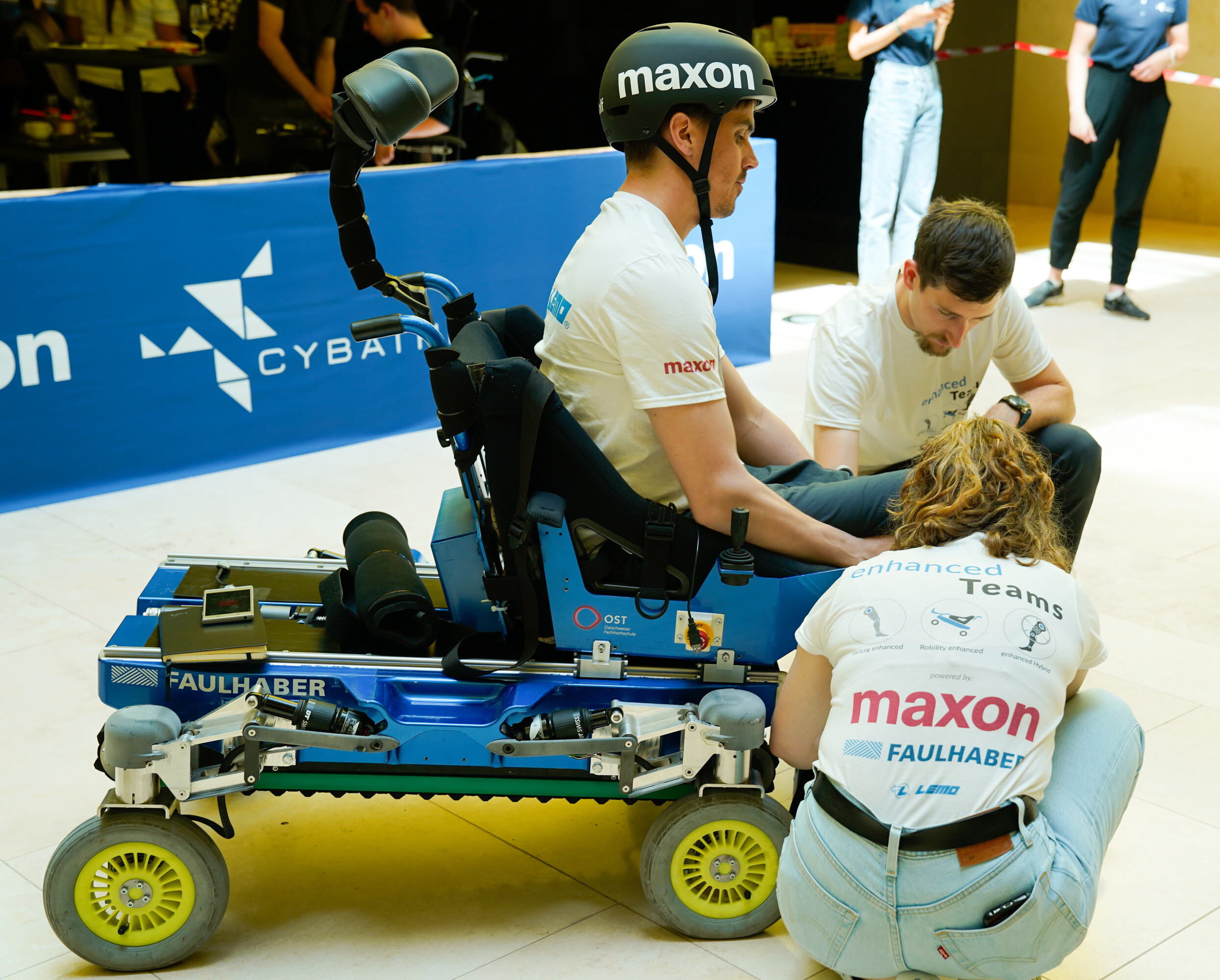 Rolf bereitet sich in seinem Rennrollstuhl auf den Cybathlon vor.