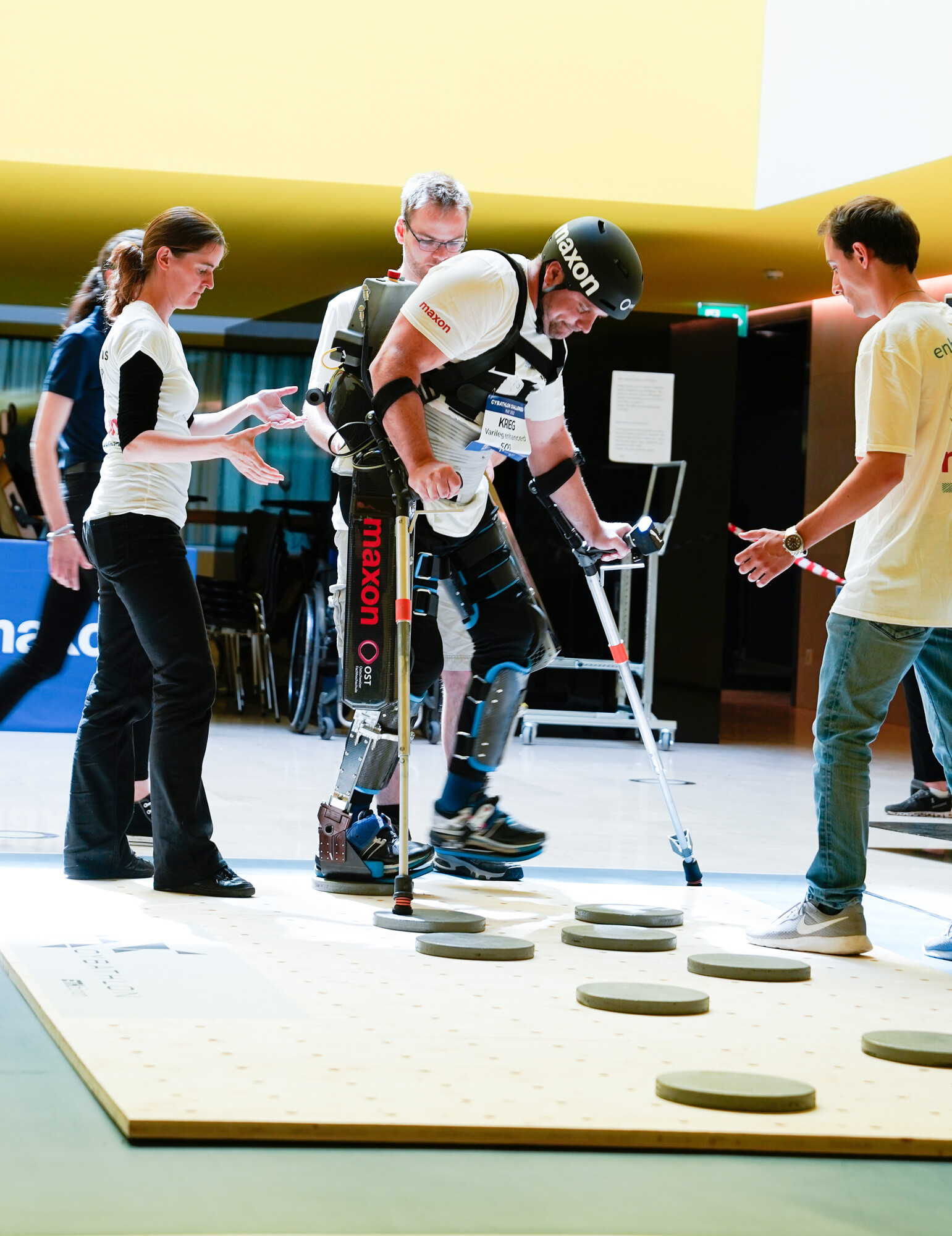 Das Exoskelett verhilft Thomas zu mehr Bewegungsfreiheit. 