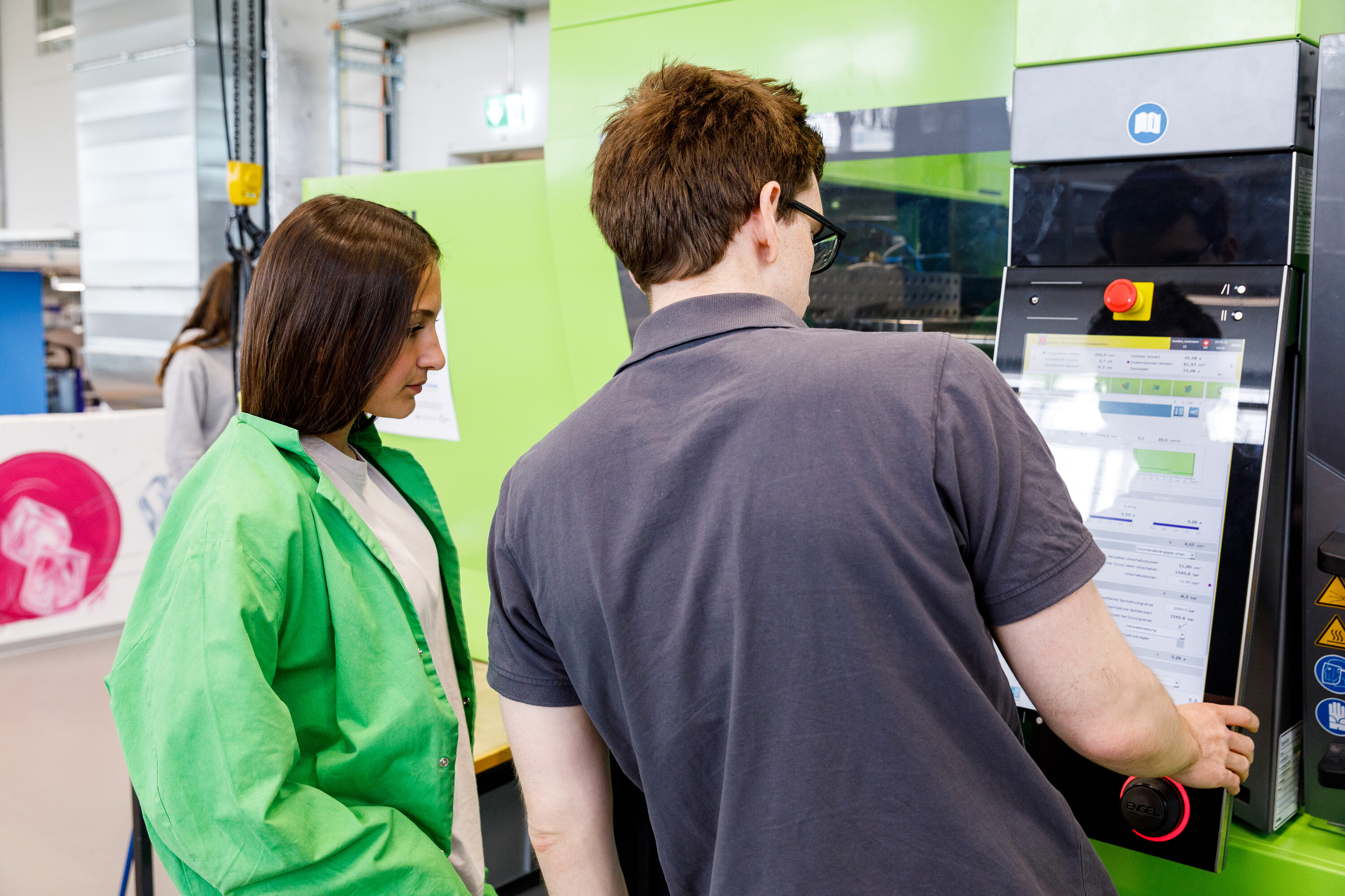 2022_ostlab_betreuung_spritzguss Arbeit an Spritzguss-Maschine im OSTLAB