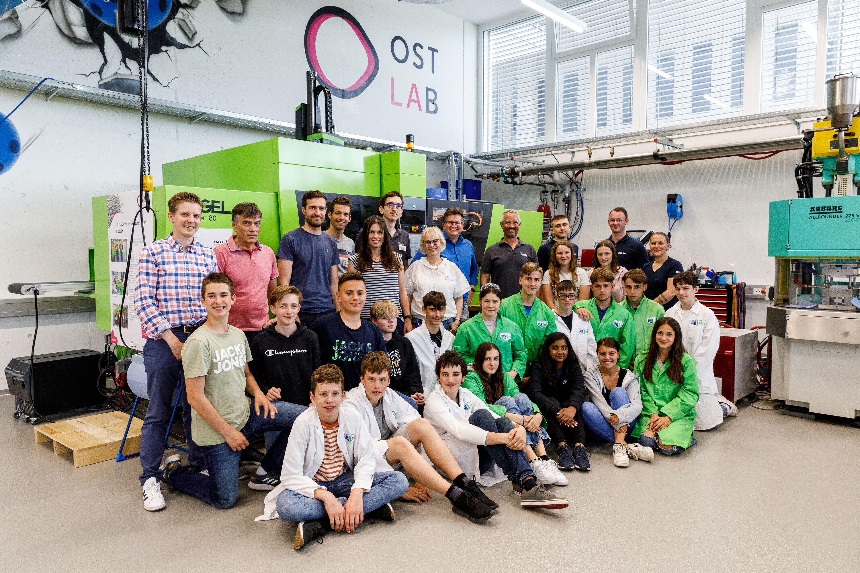 2022_ostlab_gruppenfoto Gruppe von Jugendlichen und Lehrpersonen im OSTLAB