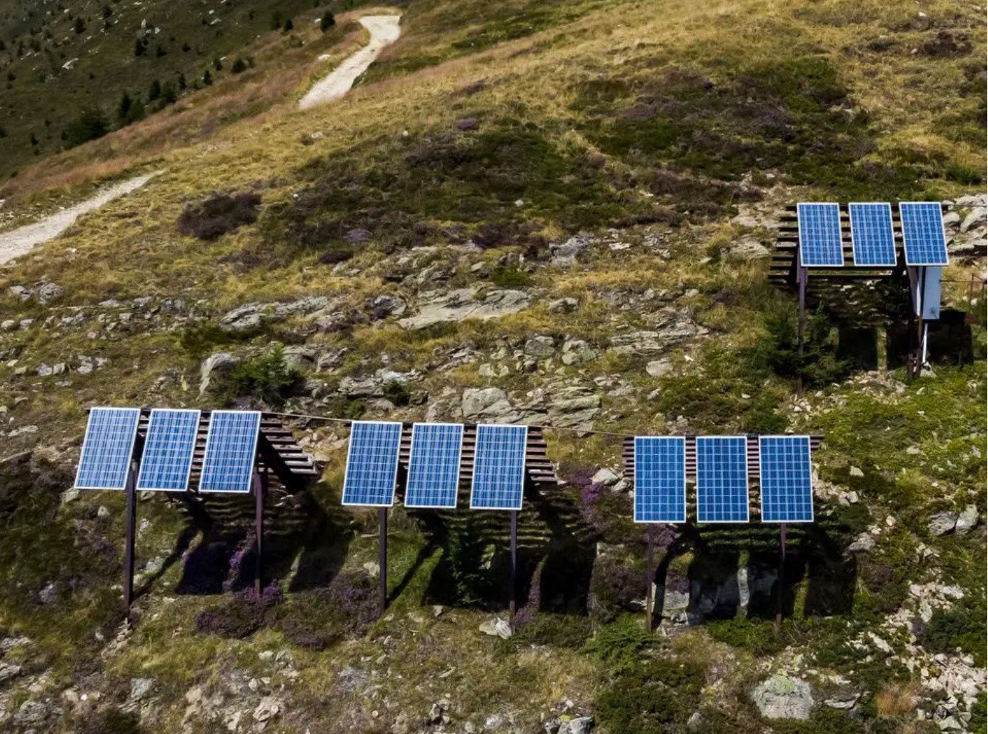 Abbildung 2.2 PV-Anlage auf Lawinenverbauung 02