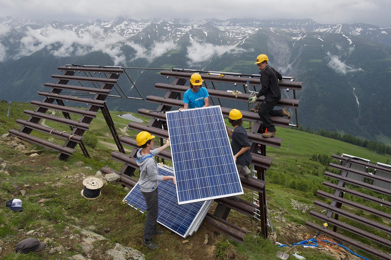 Abbildung 2.2 PV-Anlage auf Lawinenverbauung 03