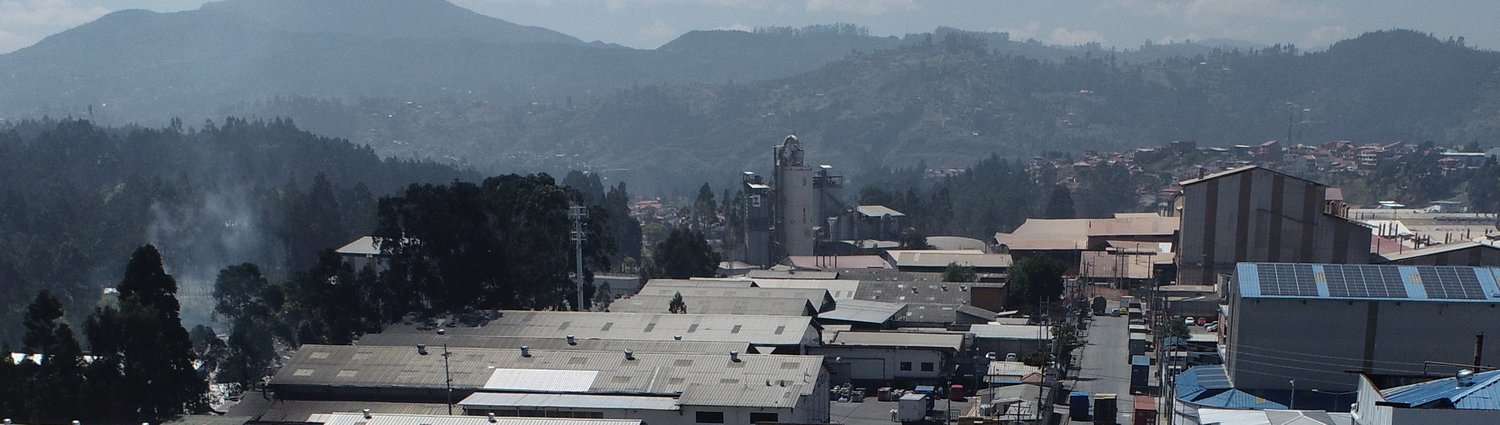 [Translate to English:] Blick auf die ecuadorianische Stadt Cuenca und ihre Industrie.