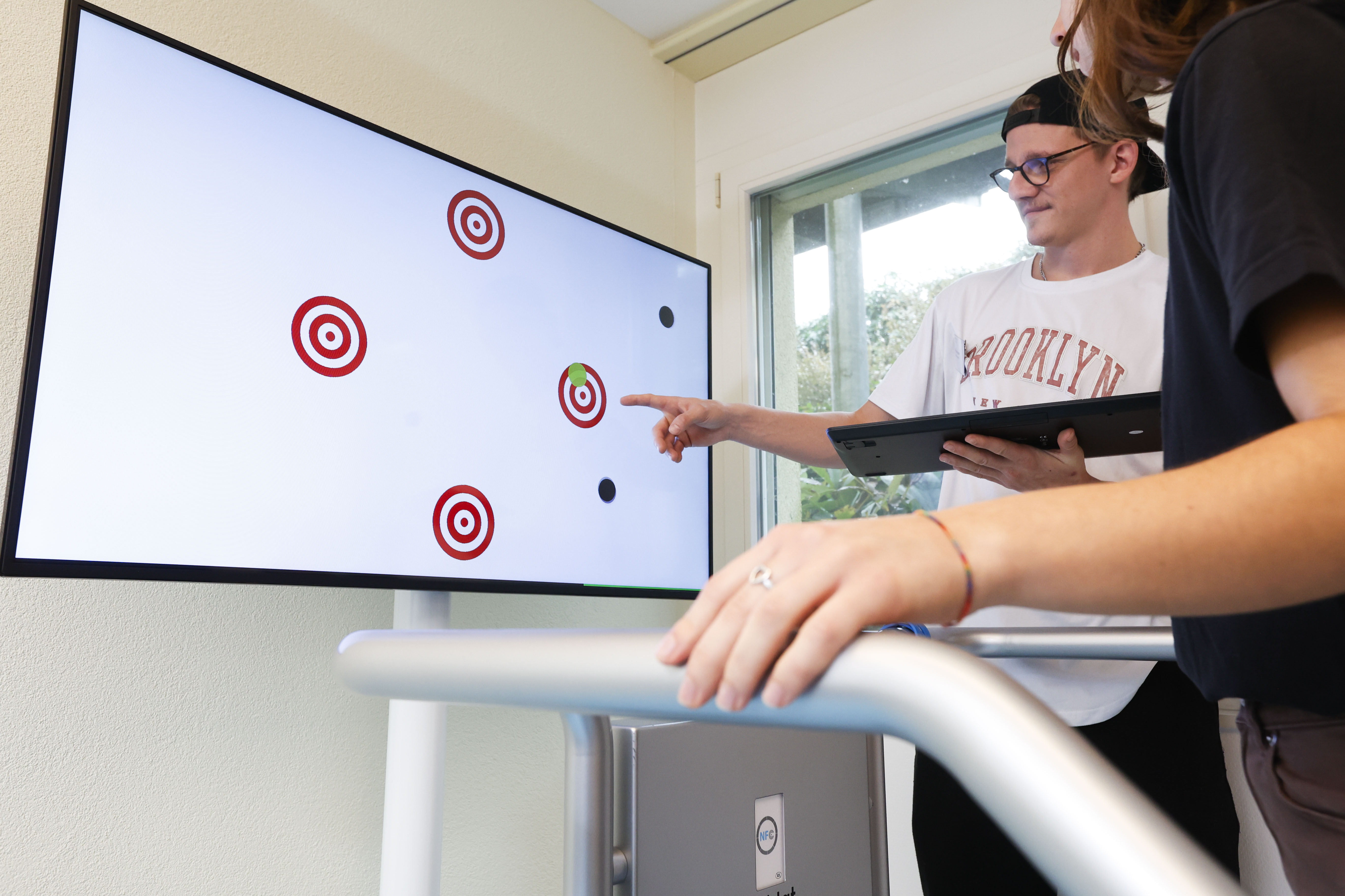 Monitor mit Kreisen und Punkten (Elemente eines Exergames zum Trainieren von kognitiven Leistungen)