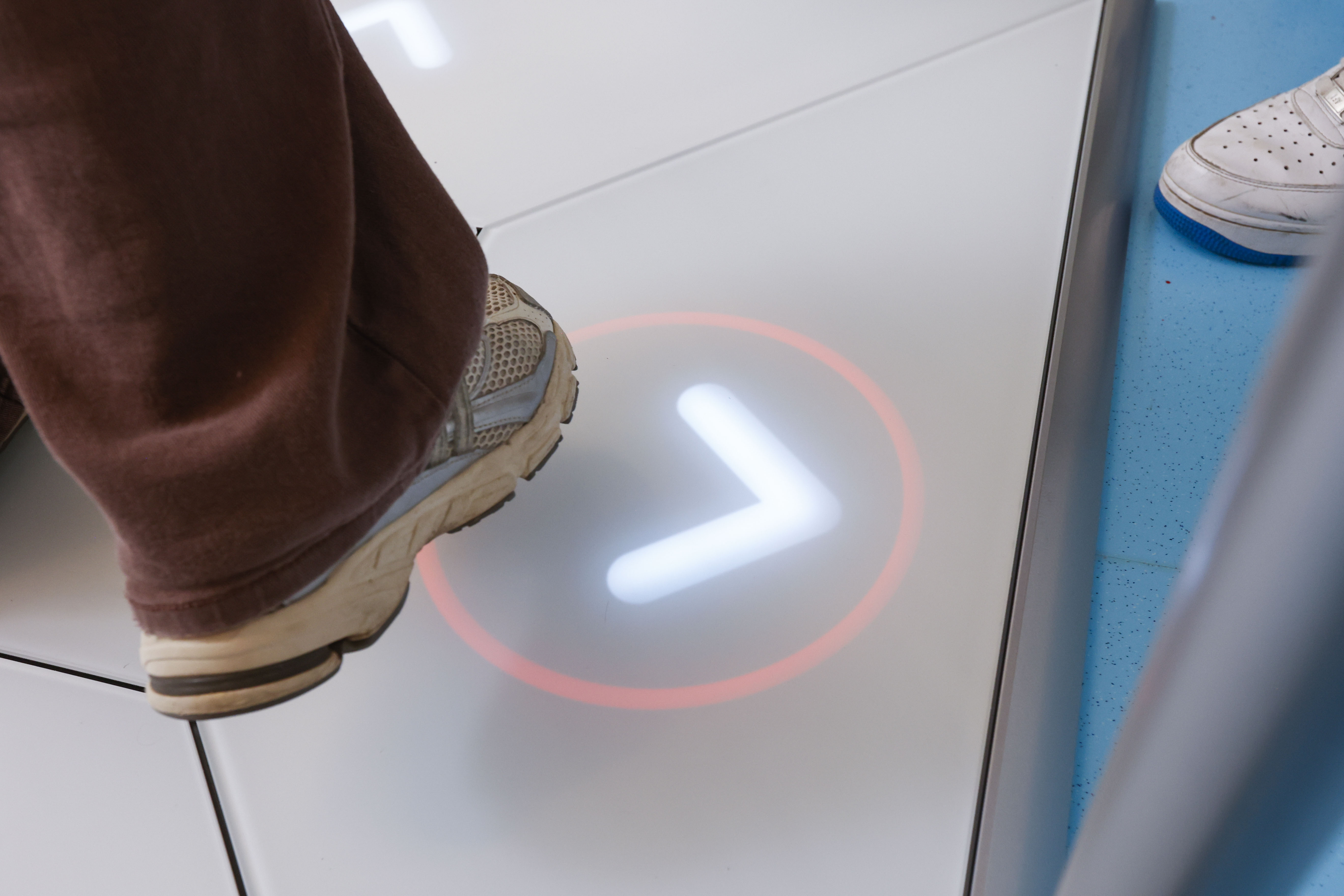 Fuss mit leuchtendem Pfeil (Element des Exergame zur Behandlung von Dementia)