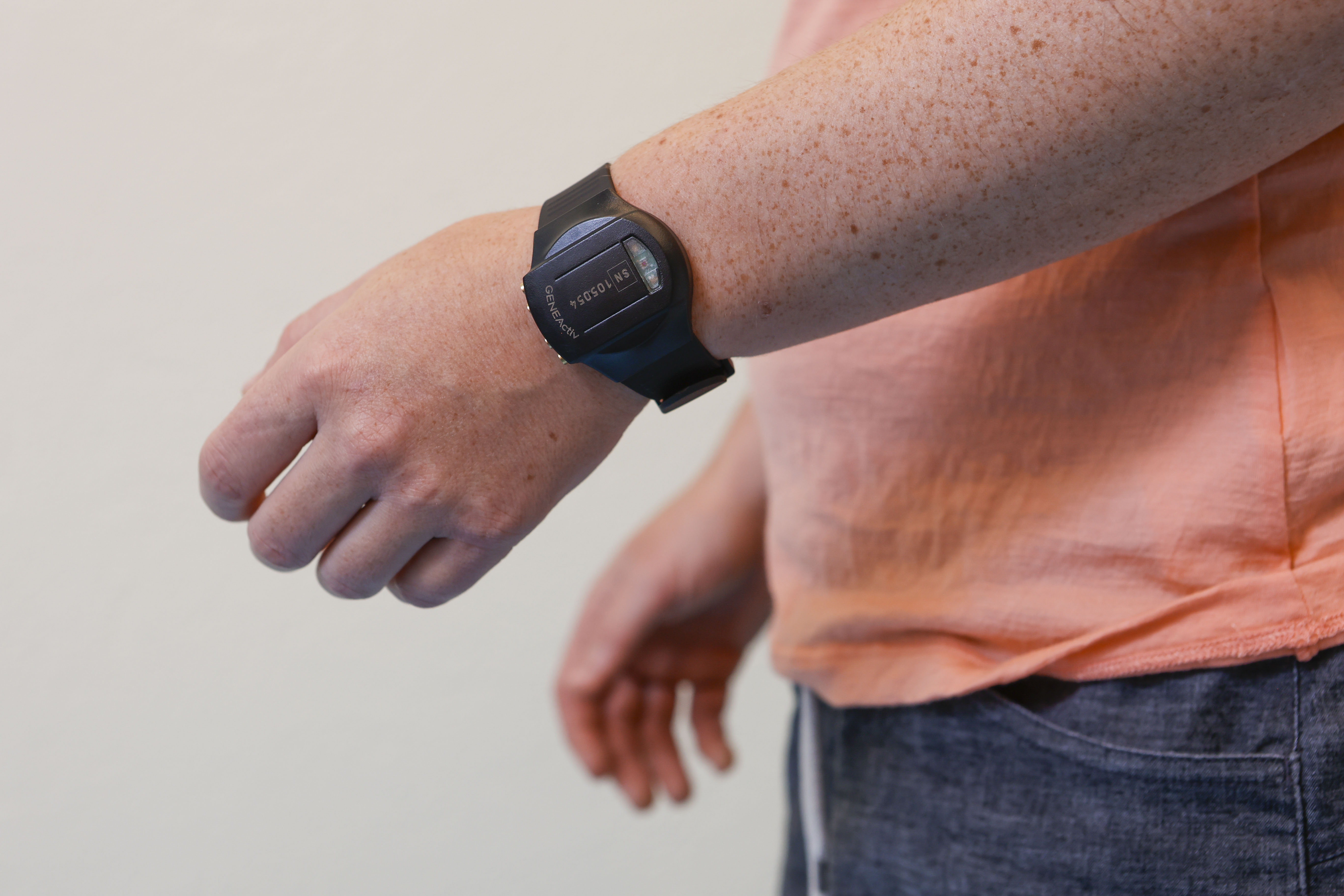 Arm mit Bewegungstracker in Form einer Uhr