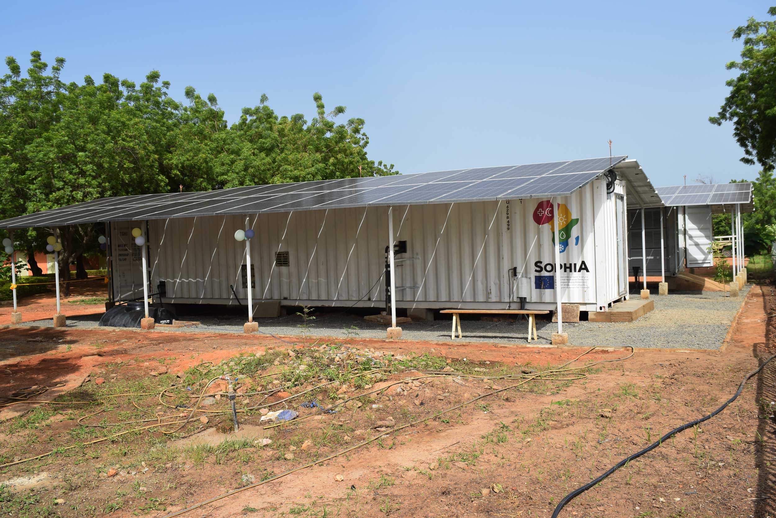 Wohncontainer mit Photovoltaik-Anlage für Stromproduktion in Afrika  (Element von SophiA)