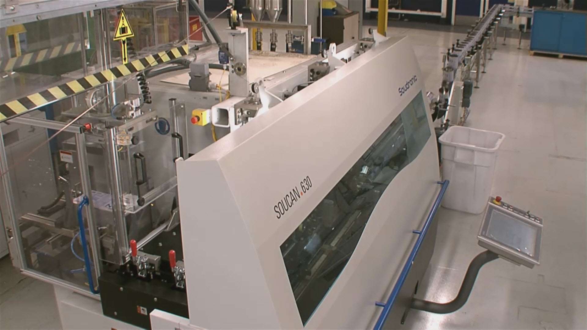 In den Dosenschweiss-Automaten der Soudronic AG werden 60 000 Dosen pro Stunde geschweisst. In den Dosenschweiss-Automaten der Soudronic AG werden 60 000 Dosen pro Stunde geschweisst.