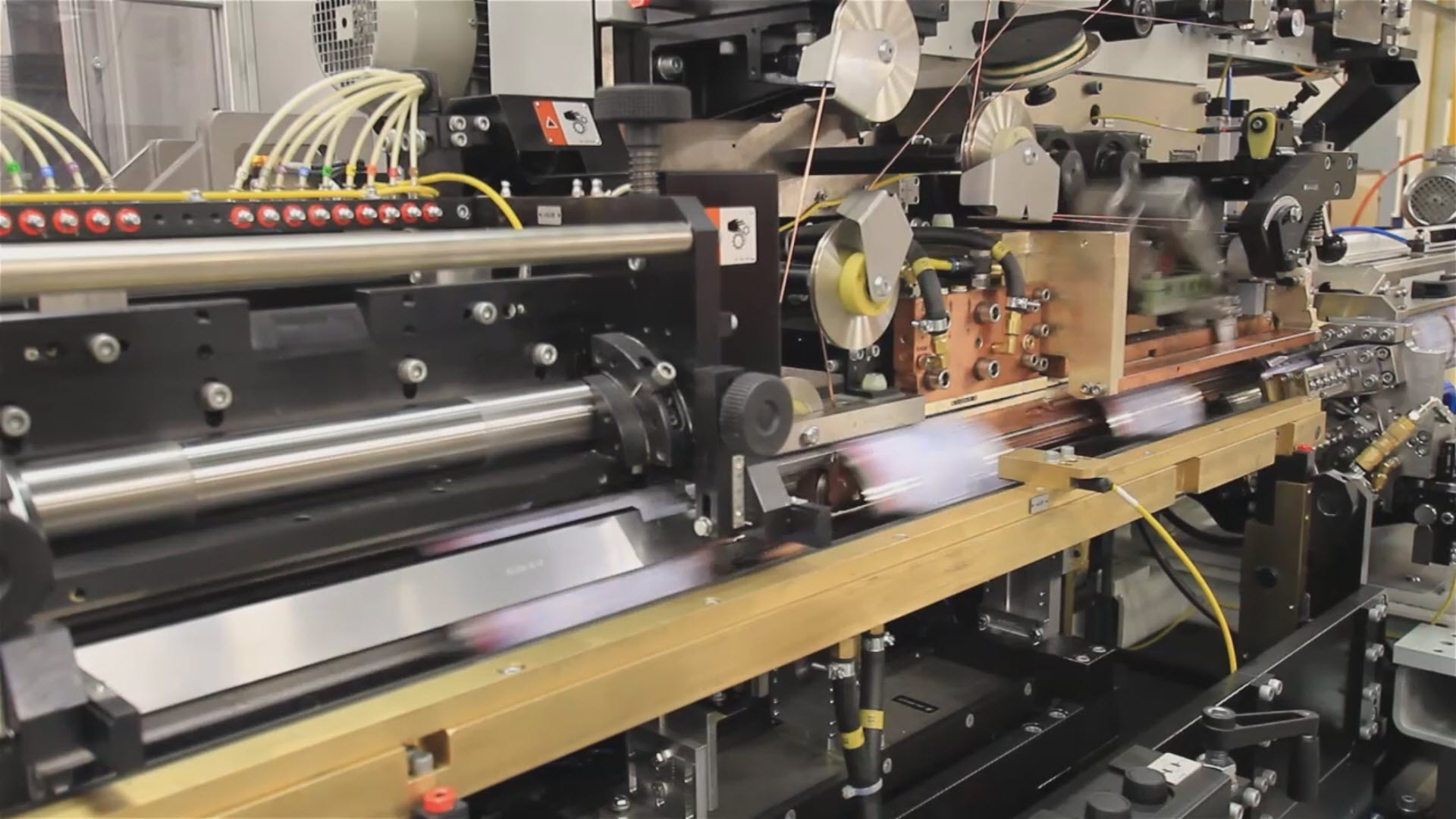 In den Dosenschweiss-Automaten der Soudronic AG werden 60 000 Dosen pro Stunde geschweisst. In den Dosenschweiss-Automaten der Soudronic AG werden 60 000 Dosen pro Stunde geschweisst.