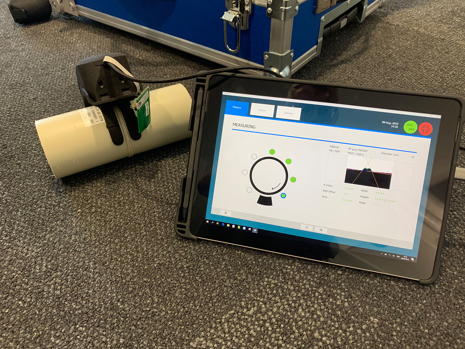 Das Messgerät wird auf eine Schweissnaht aufgesetzt – auf dem Tablet lässt sich der automatische Messvorgang live mitverfolgen. Das Messgerät wird auf eine Schweissnaht aufgesetzt – auf dem Tablet lässt sich der automatische Messvorgang live mitverfolgen.